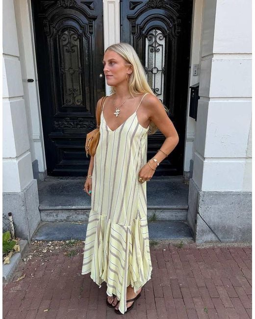 NA-KD White Flowy V-Neck Midi Dress