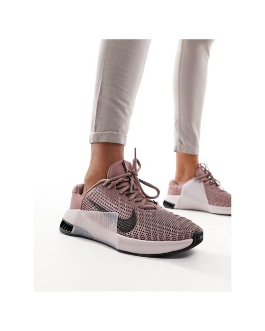 Metcon 9 - sneakers da donna color grigio e malva sfumato di Nike in Pink