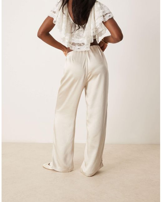 Aware White – hose zum reinschlüpfen aus satin
