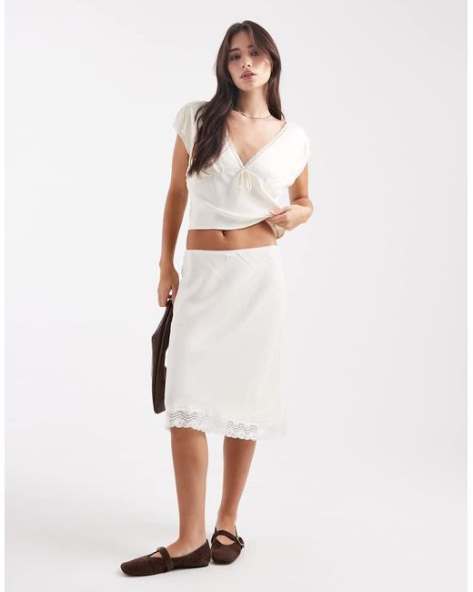 Blusa Blanco De Satén Con Ribete De Encaje De (Parte De Un Conjunto) ASOS de color White