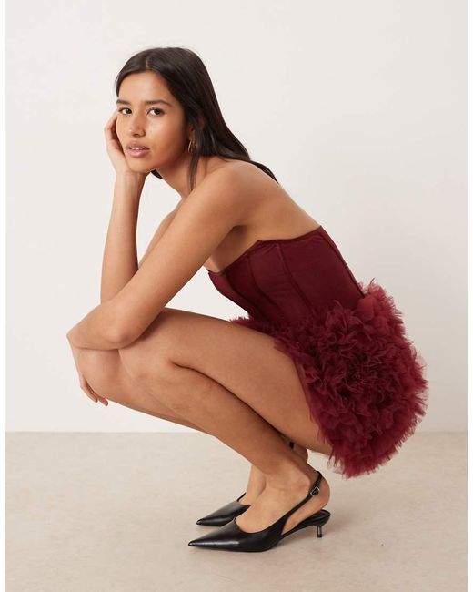 LACE & BEADS Mini-Jurk Met Bandeau Halslijn, Korset En Rok Van Tule in het Red