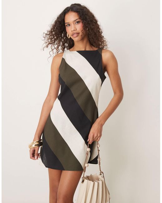 Robe courte rayée avec encolure carrée montante et dos froncé ASOS en coloris White