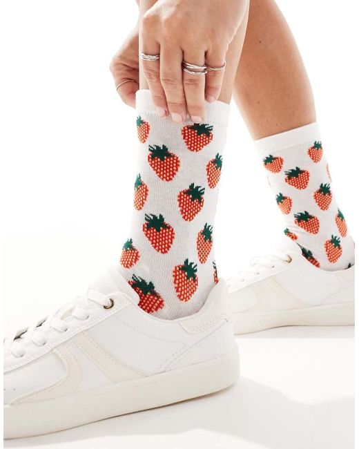 Calzini Bianchi Con Fragole Rosse di Accessorize in White