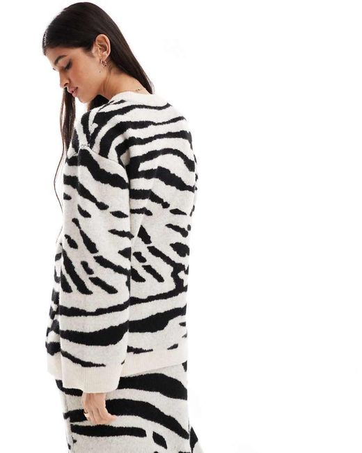 Jersey Extragrande Con Patrón De Cebra Y Cuello Redondo De (Parte De Un Conjunto) ASOS de color White
