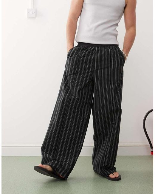Pantalones Negros A Rayas Beis De Corte Suelto De Weekday de hombre de color White