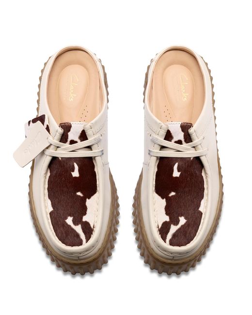 Clarks Natural – torhill – mules aus wildleder mit kuhfleckenmuster