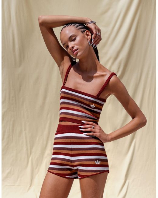 Originals x asos - short d'ensemble en maille rayée - bordeaux Adidas en coloris Natural