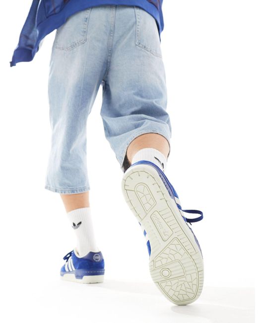 Rivalry low - sneakers basse rétro e bianco sporco di Adidas Originals in Blue