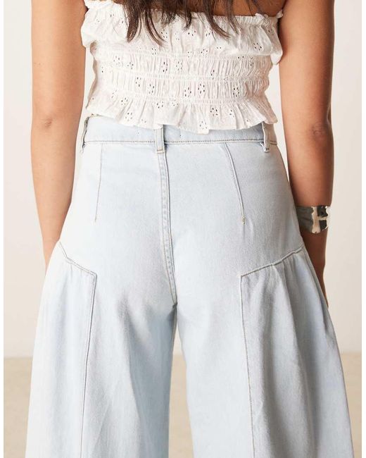Jeans A Fondo Ampio Lavaggio Chiaro Con Pieghe di ASOS in White