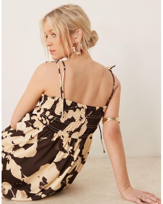 Robe longue satinée en coton avec buste froncé - imprimé fleurs ASOS en coloris Natural