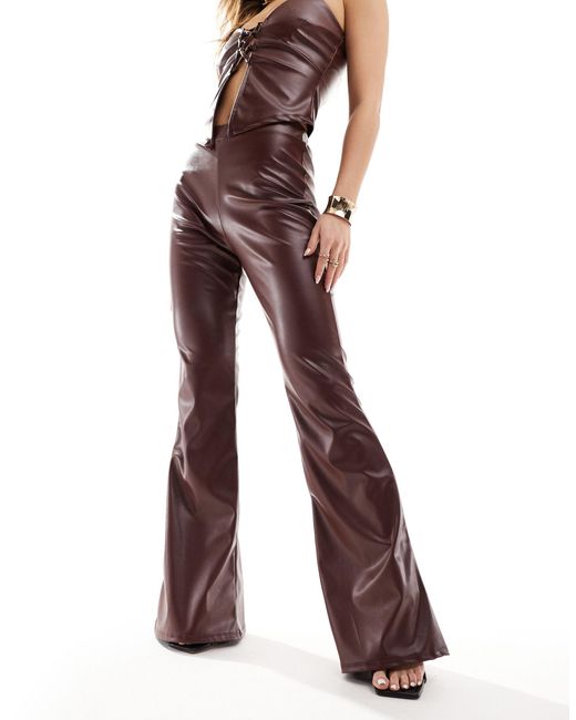 Pantalon d'ensemble évasé en similicuir - chocolat ASOS en coloris Brown