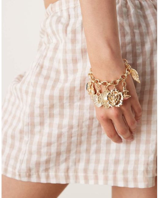 Pulsera Dorada De Cadena Con Charms Variados De ASOS de color Natural
