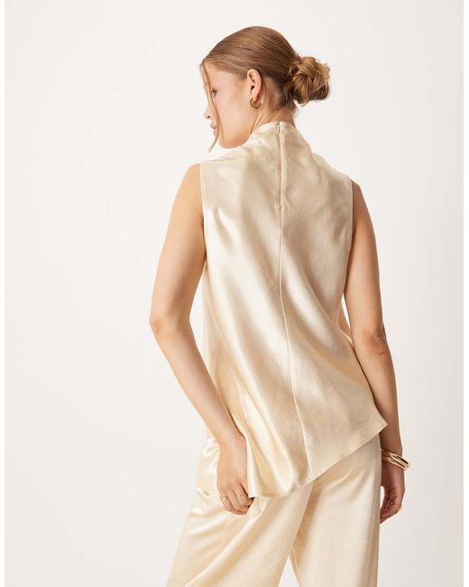 Top Blanco Asimétrico De Cuello Alto De Satén De (Parte De Un Conjunto) ASOS de color Natural