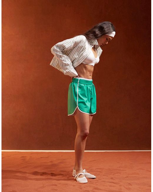 Pantalones cortos verdes con ribete en contraste blanco sport core Pieces de color Brown