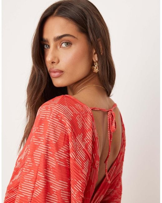 Top d'ensemble plissé avec décolleté plongeant et imprimé fleurs - et rose Y.A.S en coloris Red