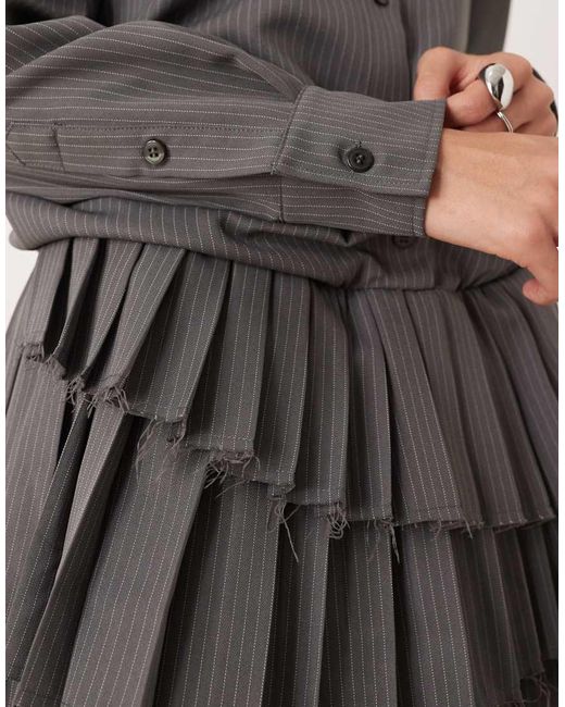 Vestido Camisero Corto Gris Con Raya Diplomática, Falda Plisada Y Cintura Baja De ASOS de color Natural