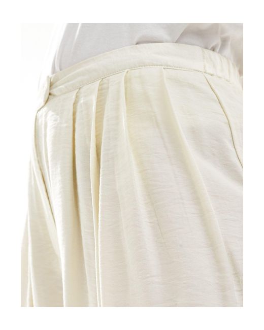 Pantaloni morbidi con pieghe sul davanti color latticello di Stradivarius in White