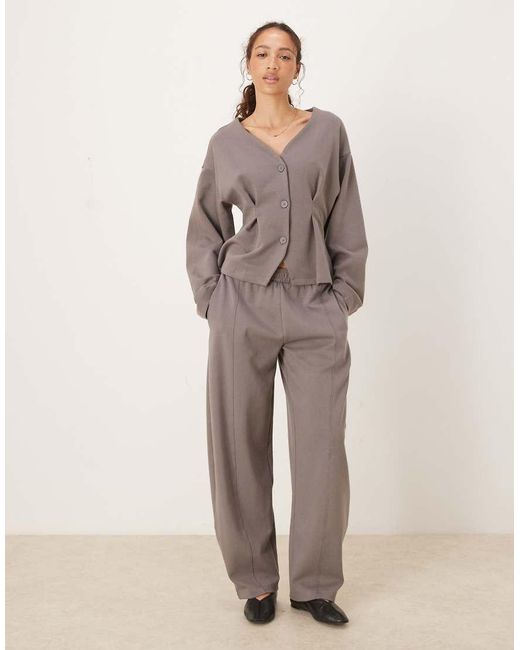 Joggers De Pernera Barrel Con Detalle De Costuras De Tejido Entrelazado De ASOS de color Natural