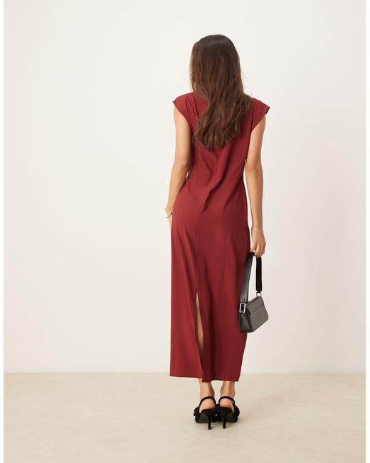 ASOS Hoogsluitende Mouwloze Midi Jurk Met Gedrapeerde Halslijn in het Red
