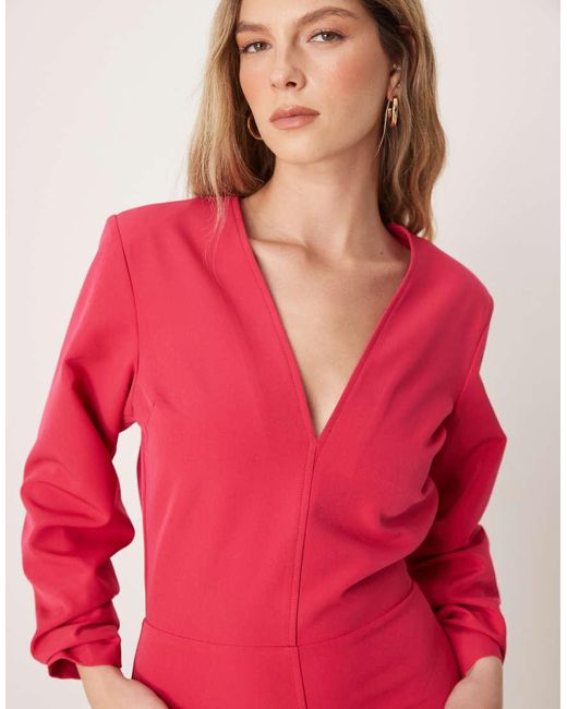 Vestito Lungo Fucsia Con Scollo Profondo E Maniche Lunghe di Pretty Lavish in Red