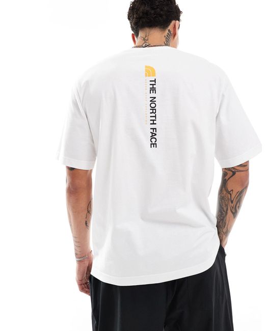 Nse - t-shirt oversize bianca con stampa del logo verticale sul retro di The North Face in White