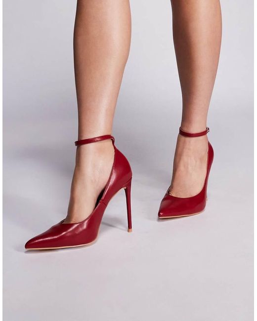 Zapatos Rojos De Tacón Alto Con Diseño Atado A La Pierna Chantilly De Public Desire de color Red