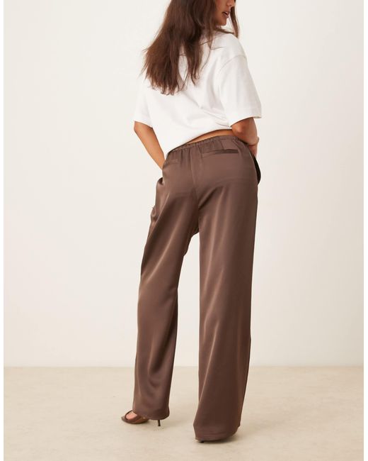 Pantalon en satin à cordon Pretty Lavish en coloris Natural