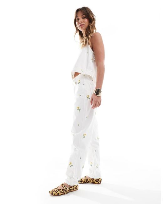 Vaqueros Mom Blancos Holgados De Talle Alto Con Bordado Floral De (Parte De Un Conjunto) ASOS de color White