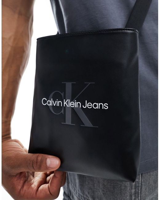 Bandolera negra plana con monograma y acabado suave Calvin Klein de hombre de color Blue
