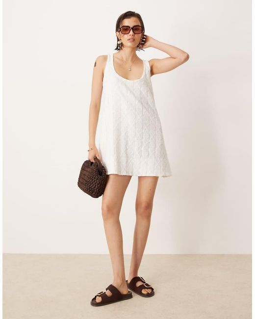 Vestito Corto A Trapezio All'Uncinetto Con Scollo Rotondo di ASOS in Natural
