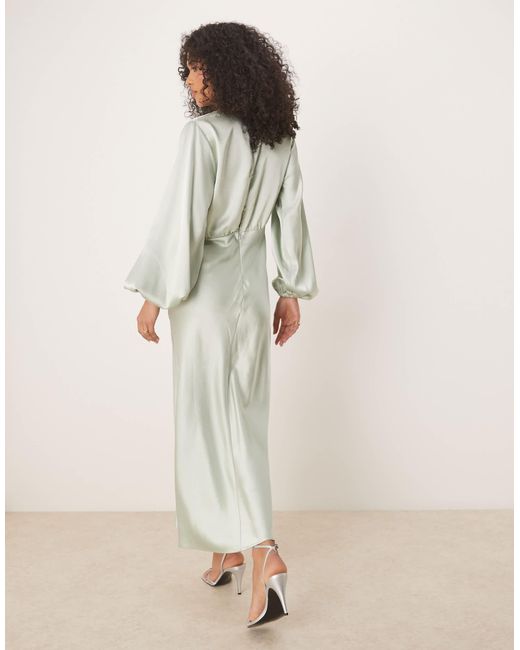 Robe mi-longue satinée à manches longues et col v avec détails froncés et liens sur le devant - clair Gina Tricot en coloris Natural