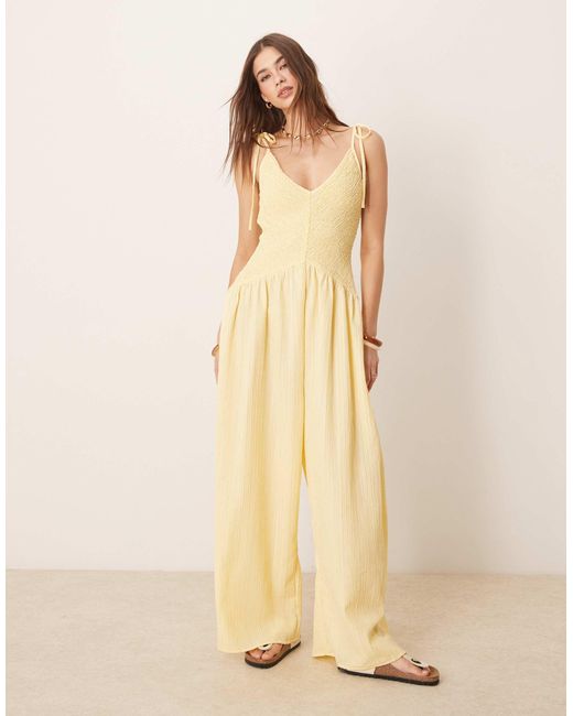 Combinaison froissée en polyester à taille basse et col v - jaune citron ASOS en coloris Natural