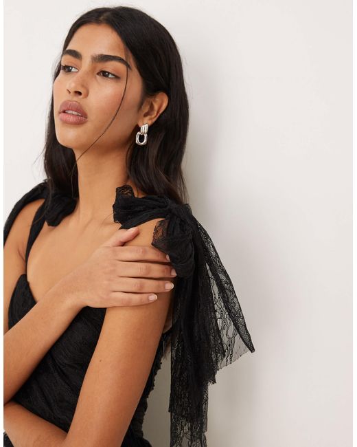 Robe longue à volants étagés avec épaules nouées LACE & BEADS en coloris Brown