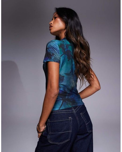 Top A Maniche Corte Aderente Con Stampa A Fiori Blu E Dettaglio Con Bottoni E Asole di ASOS in Blue