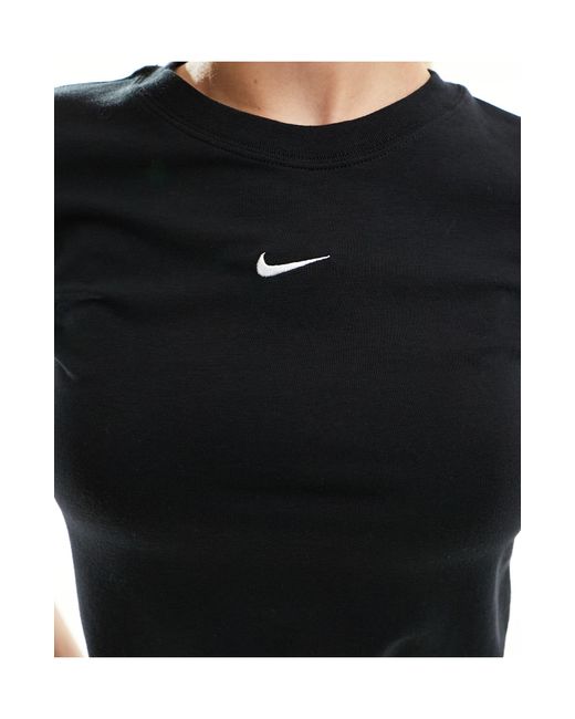 Camiseta negra con diseño encogido y entallado Nike de color Black