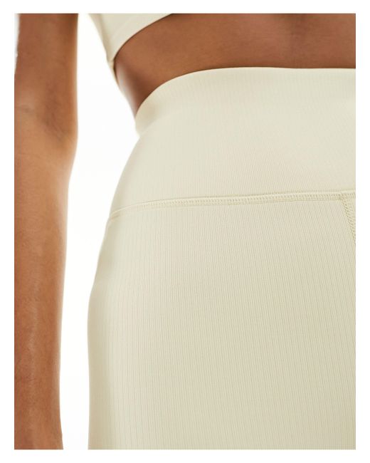 ASOS 4505 Natural – active – knapp geschnittene leggings-shorts