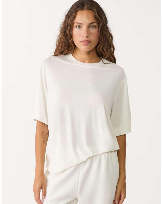 T-Shirt Oversize Morbida Al Tatto Color Écru di Stradivarius in White