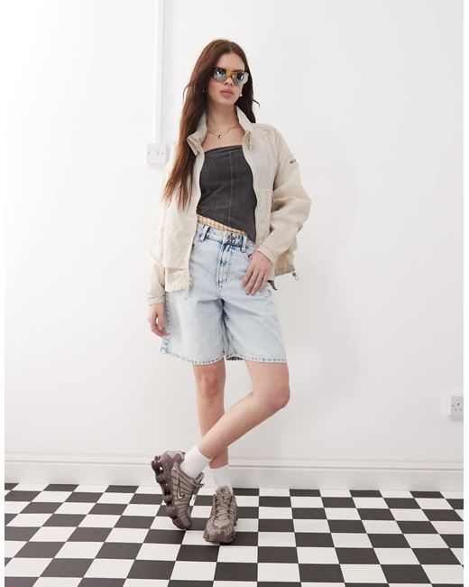 Paracutie Ii di Columbia in White