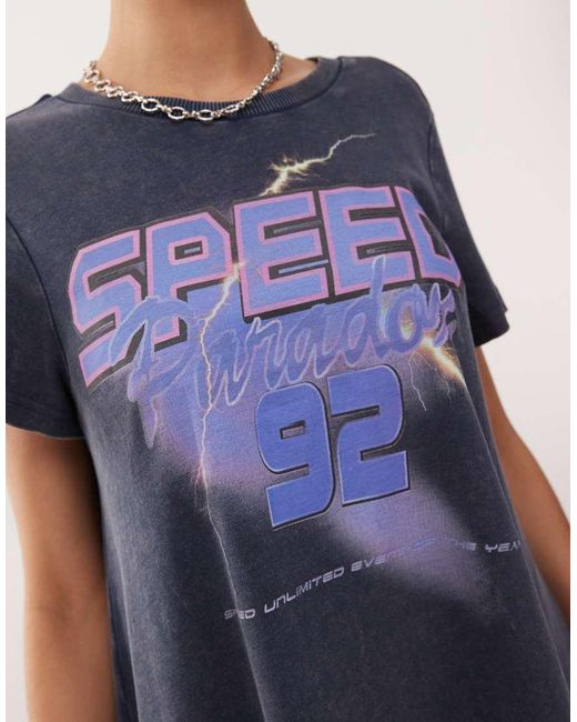 Vestido Corto Estilo Camiseta De Manga Corta Con Estampado "Speed" Y Detalle De Cinta Baja De Monki de color Blue