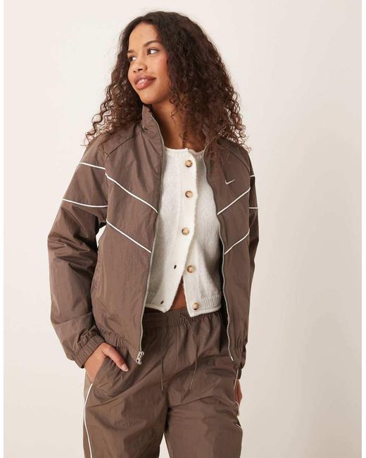 Windrunner di Nike in Brown