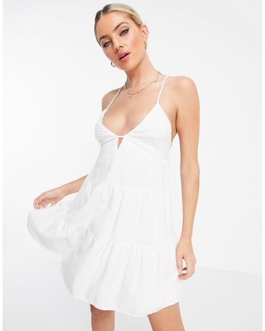 Robe d'été babydoll à volants étagés et dos-nu Bershka en coloris White