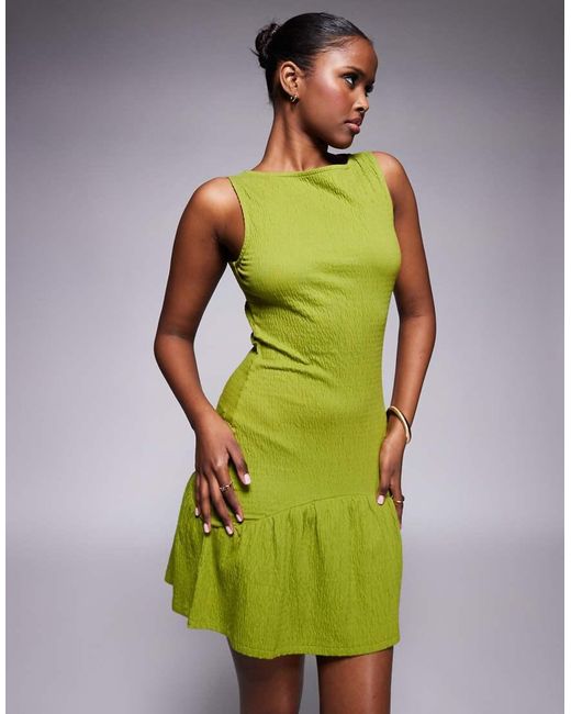 ASOS Mouwloze Mini Jurk Met Gekreukte Textuur, Rechte Hals En Peplum Rok in het Green