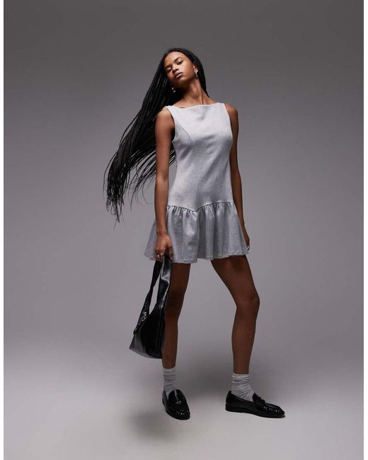 Vestido Corto Sin Mangas Con Raya Diplomática Y Falda Plisada De ASOS de color Gray