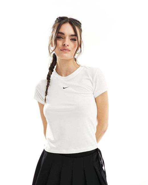 Nike White – figurbetontes, knapp geschnittenes t-shirt