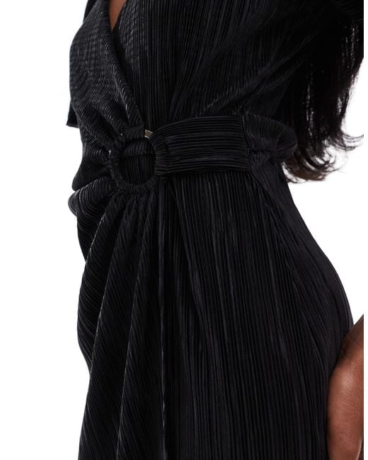Robe portefeuille mi-longue en tissu plissé à manches courtes avec anneau AX Paris en coloris Black