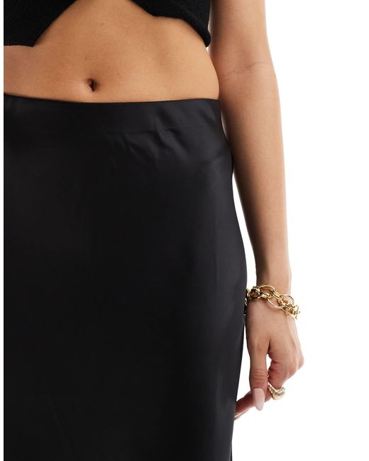 Y.a.s - jupe mi-longue en satin Y.A.S en coloris Black