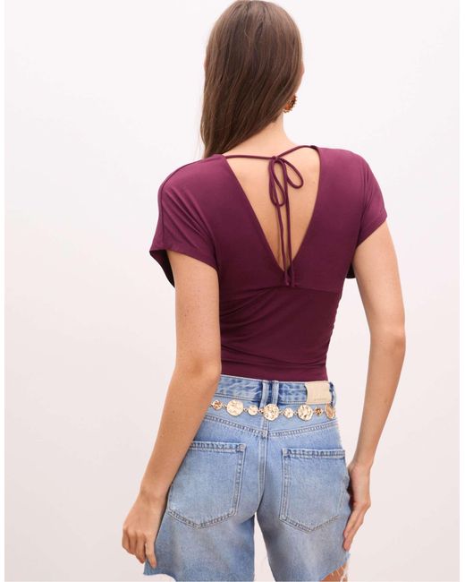 Top froncé à encolure en v Stradivarius en coloris Purple