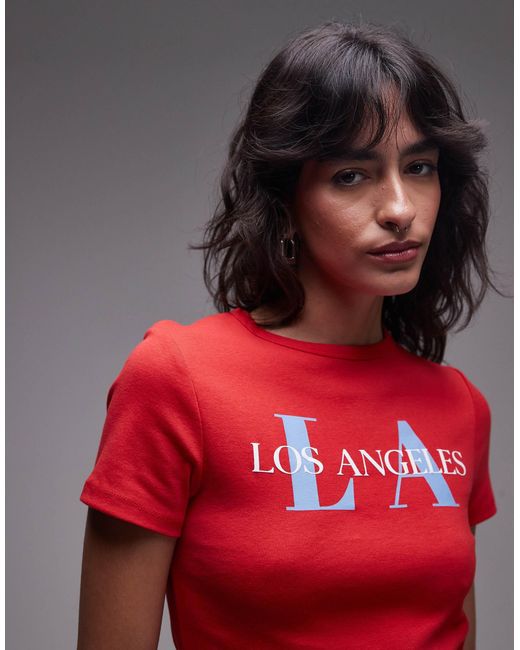 T-shirt rétréci avec imprimé los angeles en relief TOPSHOP en coloris Red