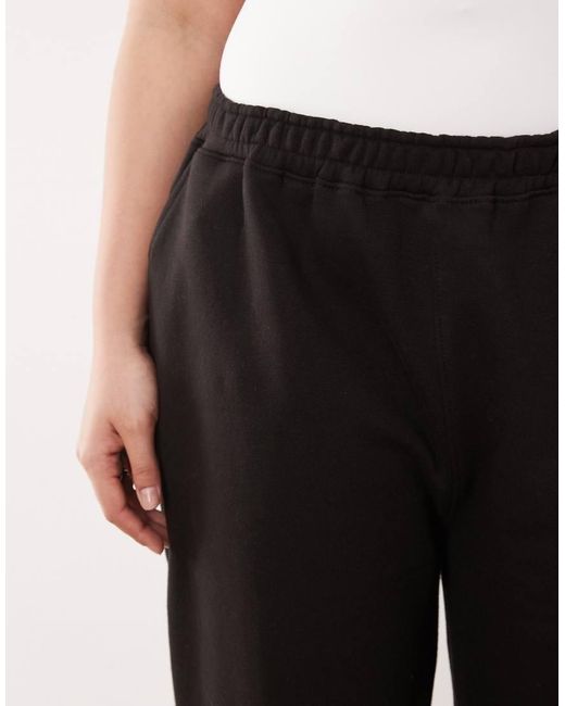 Plus di Kaiia in Black