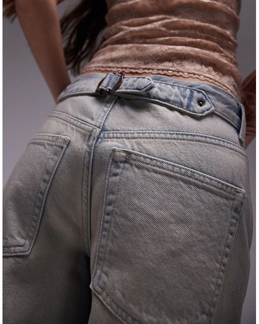 Jeans con cinturino sul retro lavaggio candeggiato sporco di TOPSHOP in Gray